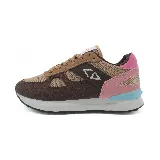 Zapatillas urbanas Osada, color gris con detalles en blanco, amarillo y rosa.