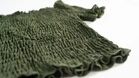 Top elastizado color verde militar, con mangas cortas y hombros descubiertos.