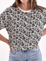 Remera blanca con estampado de ojos y pestañas en negro.