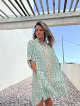 Camisero con estampado de rombos color verde y beige, con cuello camisero, abotonado y mangas 3/4.