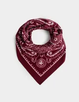 Pañuelo cuadrado color bordó con estampado paisley en blanco.