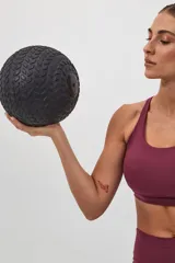 Top deportivo color verde militar con espalda cruzada en cuatro tiras y almohadillas removibles.