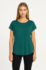 Remera verde esmeralda de manga corta, corte holgado y cuello redondo.