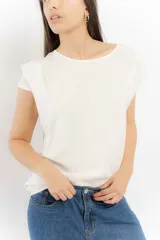 Remera blanca de lino y tencel, con mangas cortas abullonadas.