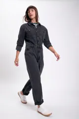 Mono largo de jean negro con corte holgado, mangas largas y cuello camisero.