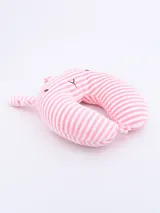 Almohada de viaje con forma de osito, con diseño a rayas horizontales rosas y blancas, y detalles bordados de ojos, nariz y boca.