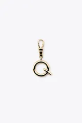 Dije dorado en forma de la letra A, con mosquetón para colgar en carteras o pulseras.