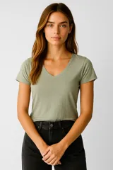 Remera de manga corta color verde oliva, de algodón, corte al cuerpo y escote en V.