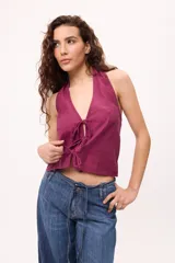 Chaleco azul con escote halter y tiras en el frente para regular.