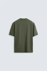 Camiseta gris de corte recto, cuello redondo y manga corta.