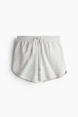 Short deportivo gris melange de felpa liviana de mezcla de algodón, con cintura elástica revestida, cordón para ajustar y bolsillos laterales.