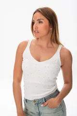 Musculosa blanca de viscosa con escote en V y breteles finos.