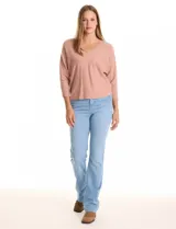 Buzo tejido en hilado fino, color verde, con escote en V y manga ¾ estilo dolman.