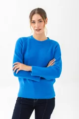 Sweater azul eléctrico de tejido de punto con cuello redondo y mangas largas.