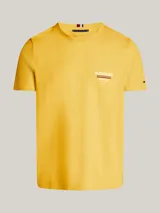 Remera de cuello redondo, color amarillo, con logo bordado de Tommy Hilfiger en el pecho y detalles distintivos.