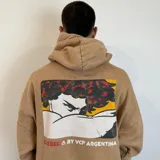 Canguro negro con efecto gastado, corte oversize, capucha con cordones ajustables y bolsillo tipo canguro. Estampa en el pecho con un personaje de caricatura y texto.