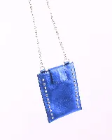 Porta celular de cuero color bordó con correa de cadena plateada, solapa con broche y tachas plateadas en los bordes.