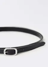 Cinturón fino de cuero negro con hebilla plateada rectangular.