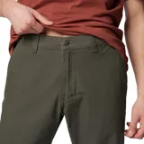 Pantalón de hombre color azul marino, de corte recto, con bolsillos laterales, bolsillos de seguridad con cierre y bolsillo para cuchillo. Confeccionado en tejido elástico con tecnología Omni-Shade UPF 50.
