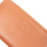 Billetera pequeña color marrón de cuero con cierre de cremallera y logo XL grabado en el frente.