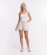 Top blanco de punto texturizado con breteles finos.
