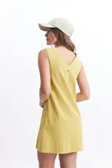 Vestido corto color ladrillo, de corte recto y escote en V.
