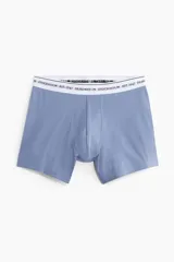 Pack de tres calzoncillos tipo trunk en azul, blanco y azul marino, con cintura elástica blanca con la inscripción "Designed in Stockholm Est. 1947". Confeccionados en tejido funcional COOLMAX® y Lycra® Xtra Life™.