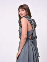 Vestido largo blanco con breteles finos y volados en el escote.