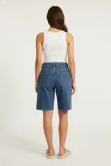 Short negro de algodón de calce medio con bolsillos laterales.