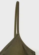 Top de bikini verde militar con tirantes finos, escote triangular y relleno de foam.