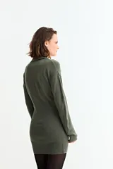 Vestido corto de tejido de punto color beige, manga larga y cuello polo con escote en V.