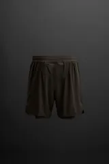 Shorts de running negros con malla interior, cintura elástica ajustable con cordón, bolsillo trasero con cierre, bolsillo multifunción en la malla interior, perneras perforadas, bajo termofijado, aberturas laterales y logo estampado.