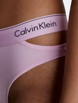 Bombacha Calvin Klein color rosa con cintura alta y elástico con logo de la marca.