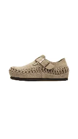 Zapato bajo de cuero color beige con detalle de hebilla y diseño trenzado.