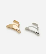 Set de dos pinzas para el pelo en forma de media luna, una dorada y otra plateada. Fabricadas en metal.