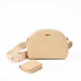 Bandolera color beige con correa ancha estampada y monedero pequeño con cierre.