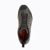 Zapato de senderismo color verde oliva con detalles en negro, capellada de cuero flor, forro de malla transpirable, plantilla anatómica Ortholite™, entresuela de espuma EVA moldeada por compresión y suela Vibram®.