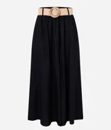 Pollera midi evasé color negro, confeccionada en viscolino, con trabillas en la cintura y cinturón de ráfia con hebilla redonda.