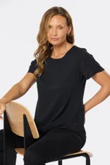 Blusa blanca estampada con hojas en color gris, de corte recto, cuello redondo y mangas cortas con terminación festoneada.