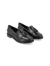 Mocasín de cuero charol negro con plastrón doblado y flecos.