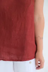 Musculosa color ladrillo de lino italiano con escote redondo y botones de madera en los laterales.