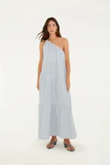 Vestido largo de rayas verticales celestes y blancas, con un solo tirante fino en el hombro izquierdo y corte asimétrico con volantes en la falda.
