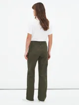 Pantalón jean de corte recto color verde oliva, con tiro alto y bolsillos delanteros y traseros.