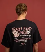 Remera negra de corte oversized con estampa en la espalda con la frase "Heart Eyes Only" y un oso cupido.