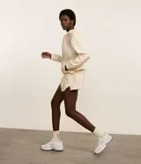 Campera deportiva femenina, modelo rompevientos, confeccionada en poliamida, con cuello alto y puños ajustados. Sin estampa, tiene cierre delantero con cremallera y recortes con hilo reflectante.