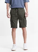 Bermuda cargo color gris oscuro, con cintura elastizada, bolsillos laterales tipo cargo y pasacinto.