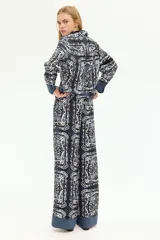 Pantalón de lino liviano con estampado paisley en tonos azul y blanco. Modelo de corte holgado con cintura elástica de tiro alto, bolsillos laterales discretos y piernas amplias.