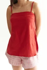 Musculosa gris de lino con escote recto y breteles finos. Presenta elástico en la espalda para un mejor ajuste.