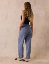 Pantalón de lino estampado marca Dash, con pretina ancha elastizada con lazo de ajuste, bolsillos inclinados delanteros y traseros.