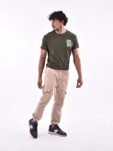 Jogger cargo de color gris, con bolsillos laterales y cintura elástica.